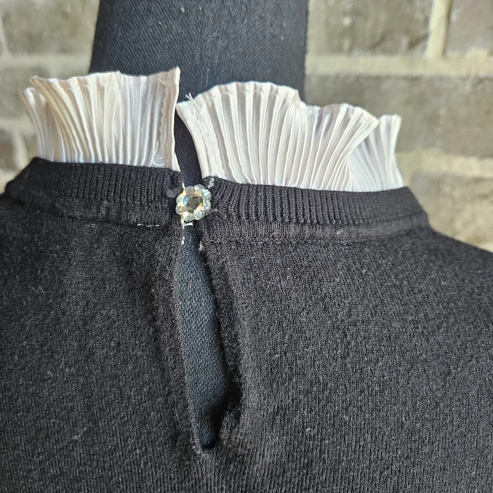 Siani Milano‎ Black Sweater With White Ruffled Trim Size Medium